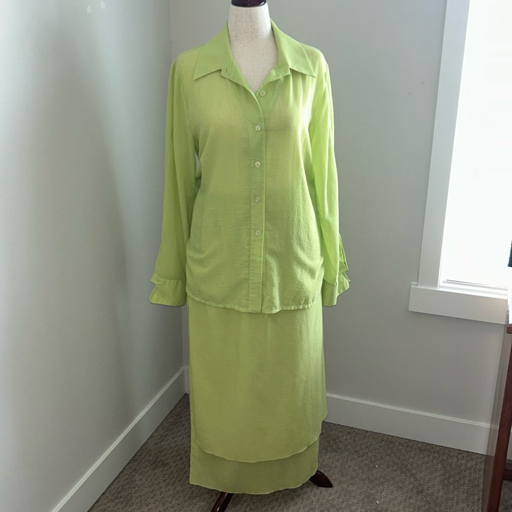 Linda Lundström celery green long skirt and shirt very lightweight size XL.